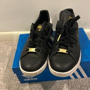 Black Stan Smith sneakers